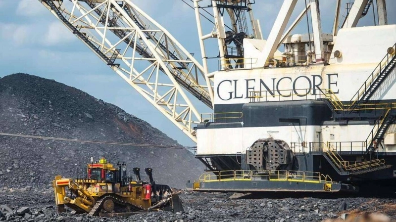 Pour obtenir des licences d’exploitation Glencore distribue du cash.