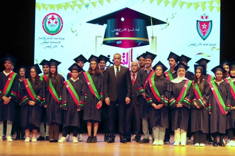Photo de famille de Abdellatif Hammouchi avec les bénéficiaires des récompenses et des bourses d'excellence