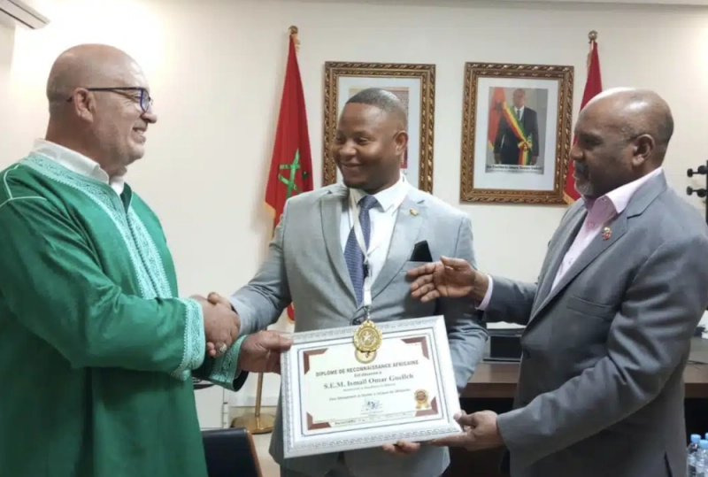 Nasrallah Belkhayate remettant la Médaille de Reconnaissance Africaine à Armandinho Erickson Fernandes Teixeira qui l'a reçue au nom du Président Umaro Sissoco Embalo.
