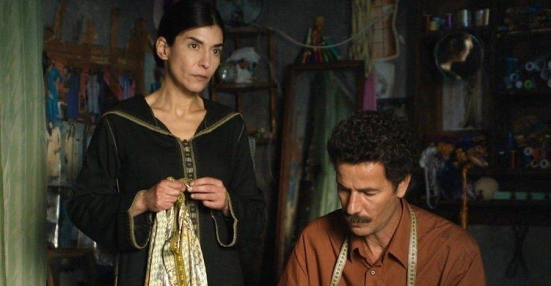 Le bleu du caftan de Maryam Touzani met en scène Saleh Bakri et Loubna Azabal.
