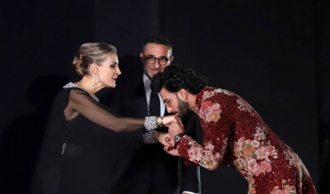 Ranveer Singh baisant la main de Mélita Toscan Du Plantier.- Photo: Khalid Chouri