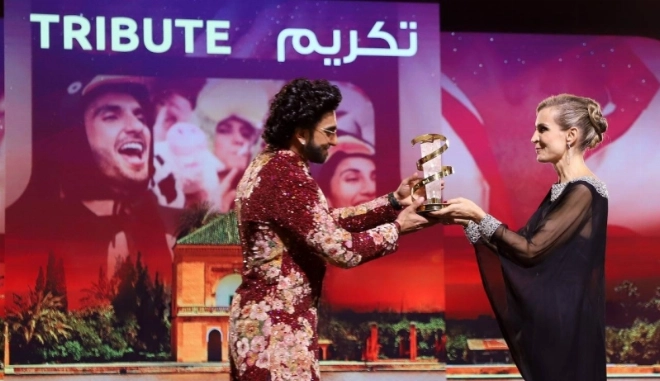 Ranveer Singh reçoit l'étoile d'or des mains de Mélita Toscan Du Plantier, conseillère du Président de la Fondation du FIFM - Photo: Khalid Chouri