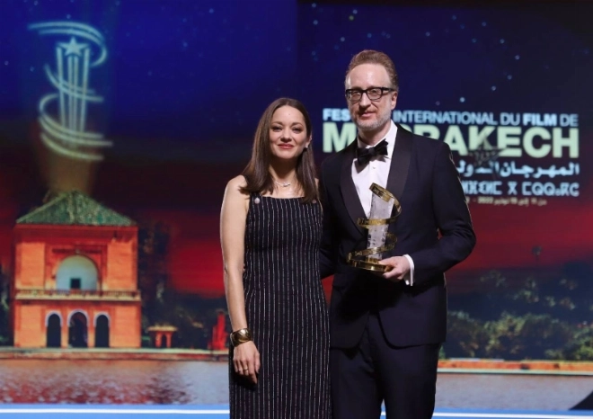James Gray reçoit l'étoile d'or du FIFM des mains de l'actrice française Marion Cotillard. Photo Khalid Chouri.