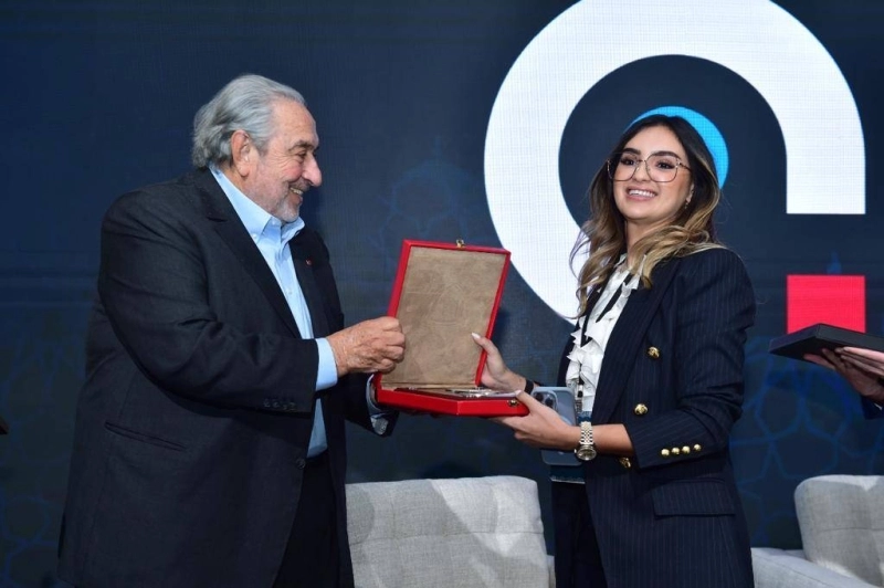 Yasmine Charaï recevant le prix des mains de Serge Berdugo