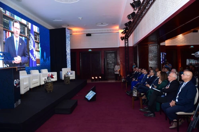 Le Président israélien Isaac Herzog prononçant, à distance, son discours au Global Investment Forum.