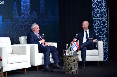 Paul Packer répondant aux questions du rédacteur en chef du Jerusalem Post, Yaakov Katz