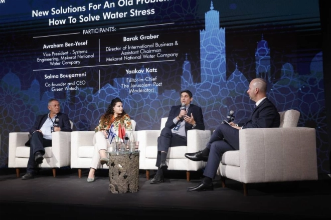 Avraham Ben-Josef, Barak Graber et Salma Bougarrani répondant aux questions du rédacteur en chef du Jerusalem Post, Yaakov Katz