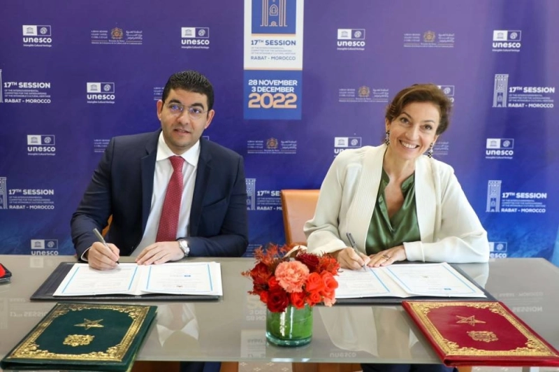 Audrey Azoulay et Mohammed Mehdi Bensaid signant l'accord cadre Maroc-UNESCO