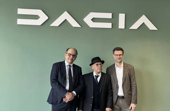De Gauche à Droite - Rachid Laraki Directeur des Ventes Dacia et Réseau Dacia Moulay Mustapha El Oudghiri PDG de NCRA, Fabrice Crevola DG Renault Commerce Maroc et de Dacia Maroc.