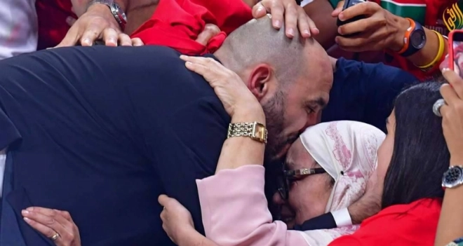 Walid Regragui a foi en la bonne foi (Enniya) et la bénédiction parentale. Sur la photo, le coach national embrassant la tête de sa mère.