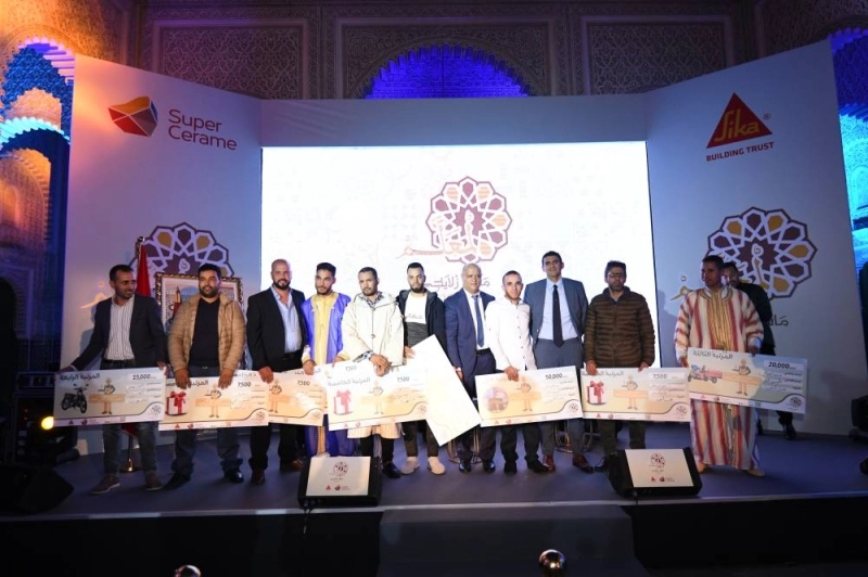 Les finalistes du Master zlayji en compagnie de Mohammed Lacham, DG de Super Cérame et de Marouane Zohry, DG Sika Maroc.