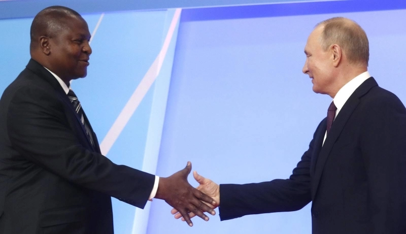 Le président centrafricain Faustin-Archange Touadéra et le président russe Vladimir Poutine