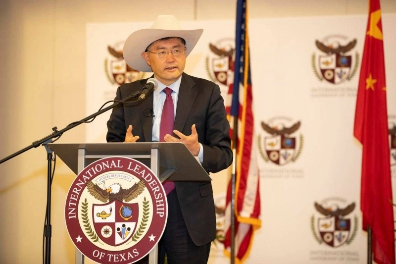 Qin Gang, alors ambassadeur aux USA avec le style texan