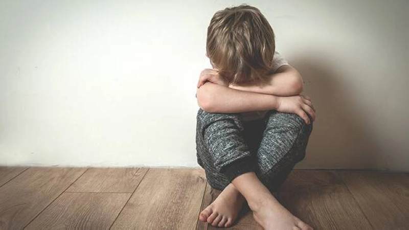 Entre le marteau et l'enclume, les garçons victimes subissent les abus sexuels et la pression sociale