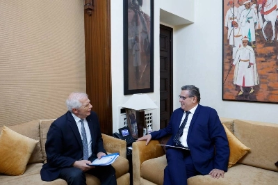 Aziz Akhannouch s'entretenant avec Josep Borrell