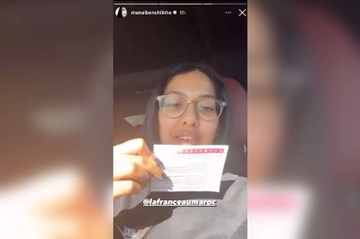 Manal Benchlikha montrant l'avertissement reçu de la part des services consulaires français