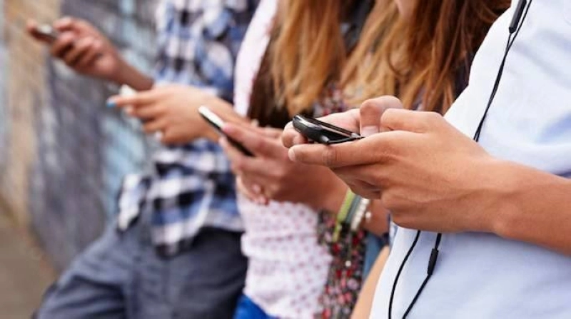 Les réseaux sociaux ébranlent l'estime de soi chez les jeunes sujets