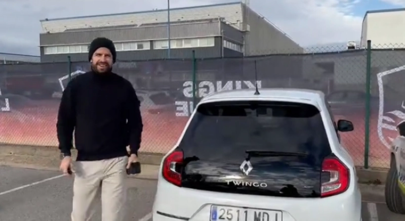 Gérard Piqué tout sourire au moment de sortir de la Twingo, sur le parking du siège de Kosmos.