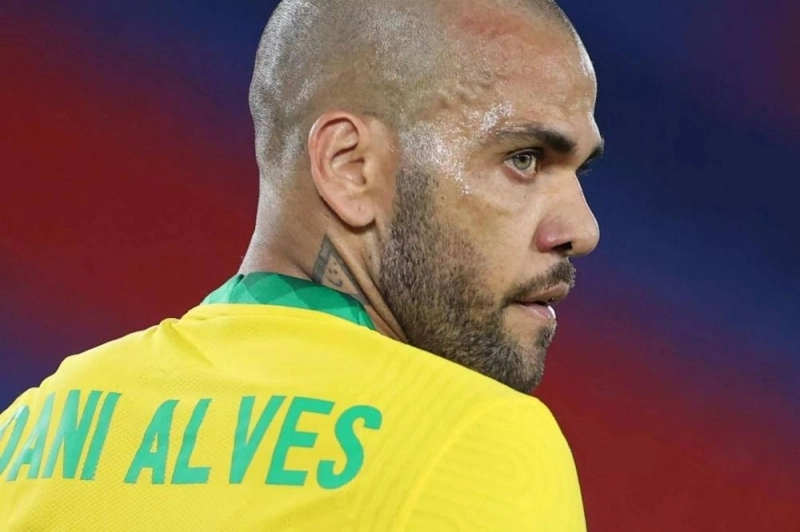Malheureusement pour Alves, il aurait mis la main où il ne fallait pas.