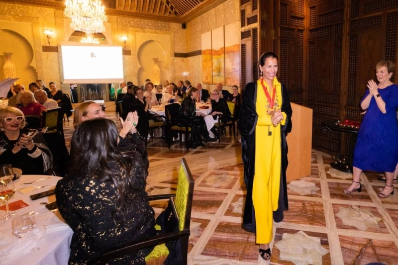 Fadila El Gadi reçoit la médaille d'or des arts pour l'année 2023 au Royal Mansour à Marrakech.
