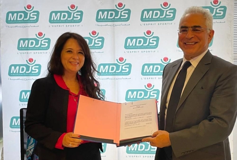 Signature de convention de partenariat: Maha Kohen, Présidente du Directoire de Damane Cash BMCE Group et Younes El Mechrafi Directeur Général de la MDJS .