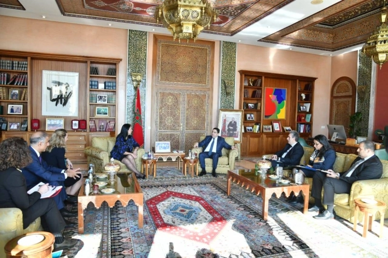 Michele Sison s'entretenant avec Nasser Bourita