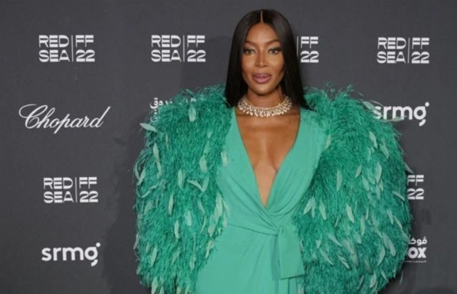 Naomi Campbell sur le tapis rouge du Red Sea Festival.