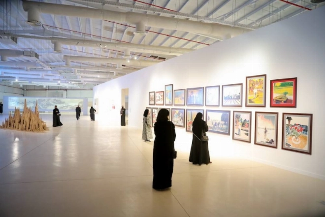 Première biennale saoudienne d’art contemporain de Diriyah intitulée « Traverser la rivière en tâtant les pierres ».