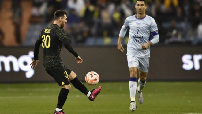 Le duel entre Messi et Ronaldo lors du match d'exhibition entre le PSG et une sélection de clubs saoudiens, jeudi à Riyad.