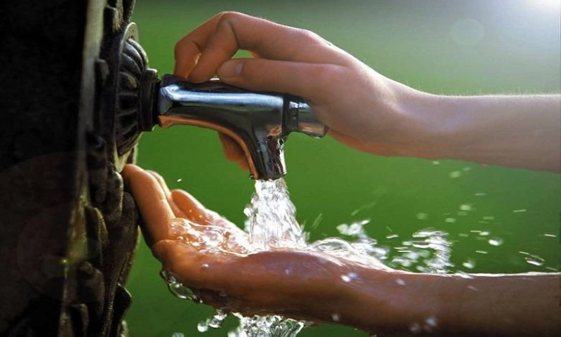La gestion des services publics de distribution d'électricité, d'eau potable et d'assainissement liquide sera assurée par des sociétés régionales multiservices (SRM).