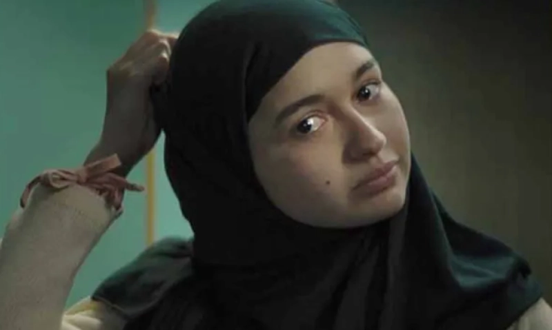 La valise rouge de Cyrus Neshvad lève le voile sur les femmes iraniennes.