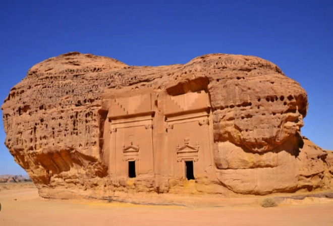 Le Site de Madain Saleh, premier site inscrit à l'Unesco en Arabie Saoudite, connu pour ses tombes nabatéennes monumentales.