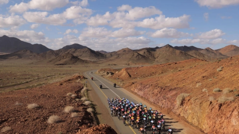 Le peloton groupé des cyclistes sur les routes du désert saoudien dans la 3e étape du Saudi Tour vers Abou Rakah, le 1er février 2023.