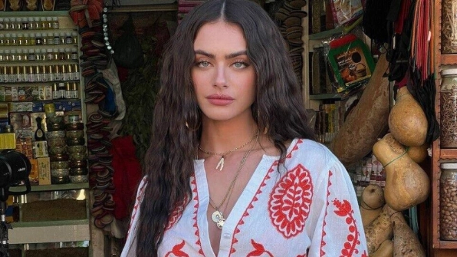 Yael Shelbia dans les souks de Dubai.