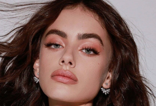 Yael Shelbia a été classée numéro 7 sur la liste des 100 plus beaux visages de 2022.