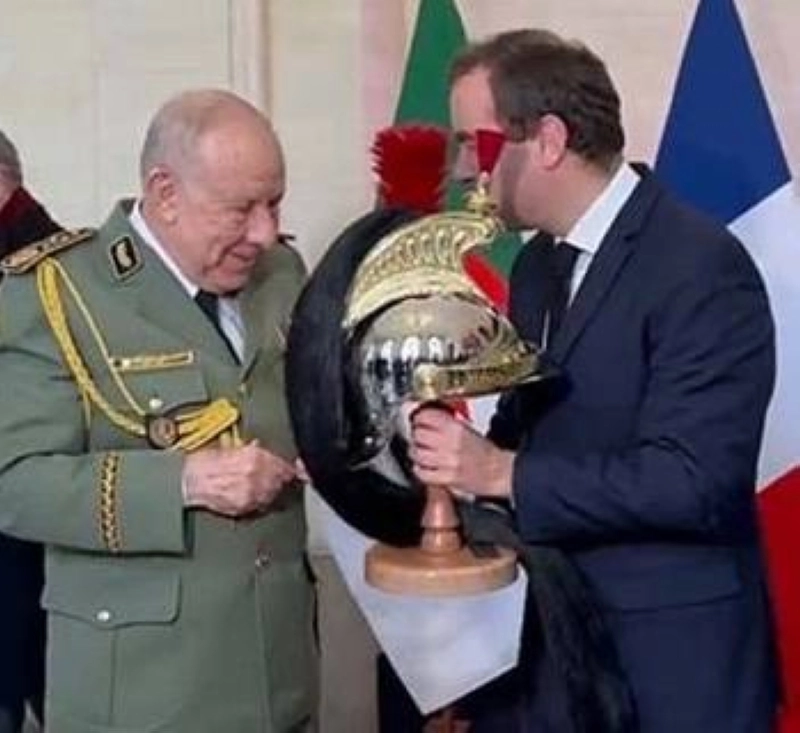 Le ministre français offre le casque des gardes au patron de l'armée algérienne