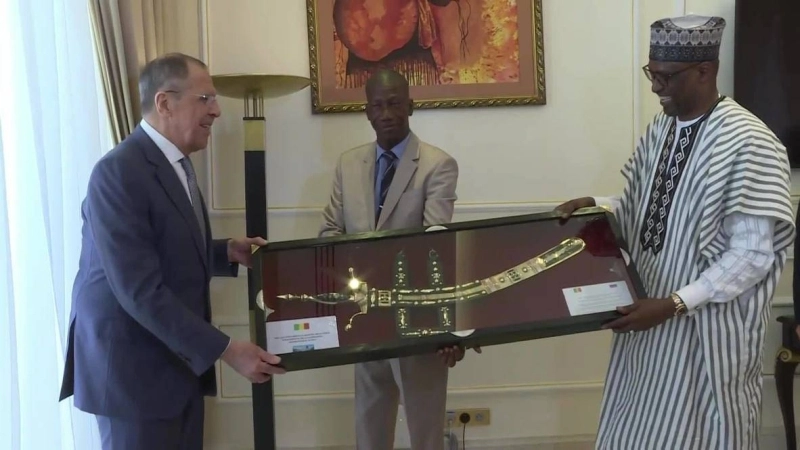 Goita offrant le fameux Takouba à Lavrov