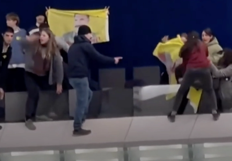 Des manifestants défient les agents de sécurité.