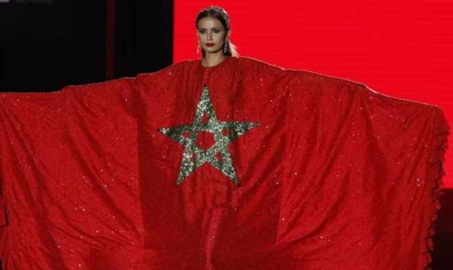 Une robe en hommage au drapeau du Maroc, signée Albert Oiknine, en ouverture du défilé, le 18 février 2023, à la Mercedes-Benz Fashion Week de Madrid.