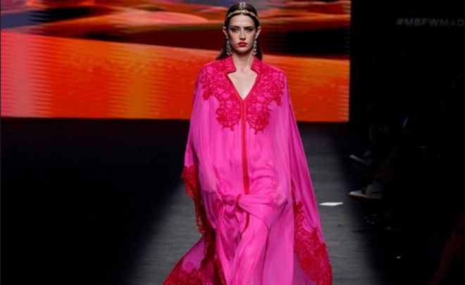 Un caftan couleur fuchsia, signé Albert Oiknine