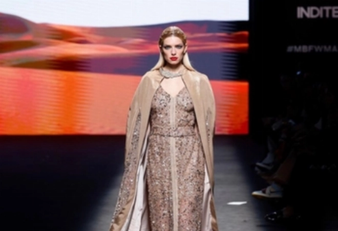 Un caftan marocain avec cape, richement brodé et incrusté de pierres, signé Albert Oiknine.