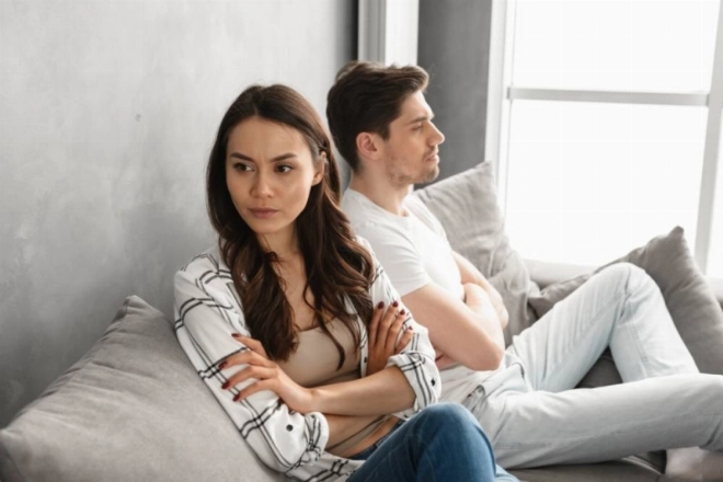 Hommes et femmes sont tiraillés entre leur attirance et leur rivalité réciproques