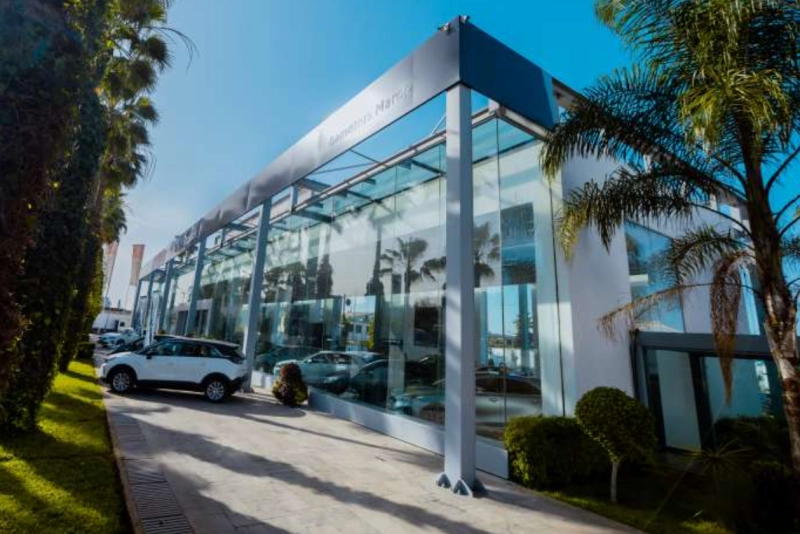 D'une superficie de 2.000 m2, le nouveau point de vente de kia à Sidi Bernoussi Plus de 2.000 m2, peut accueillir 60 véhicules d'occasion.