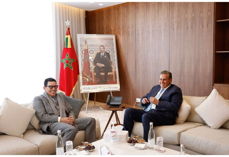 Aziz Akhannouch s'entretenant avec le PDG de MAMDA-MCMA, Hicham Belmrah.