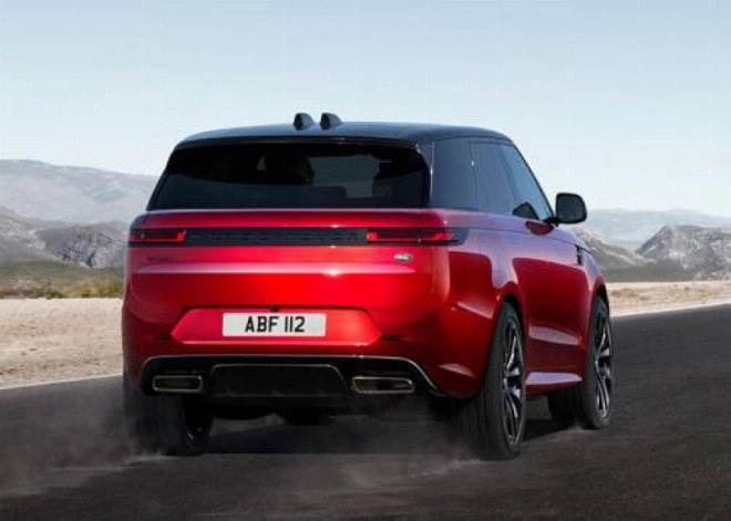 Le SUV embarque des phares très effilés et des feux de type Oled cintrant le nom Range Rover affiché sur le pavillon arrière.
