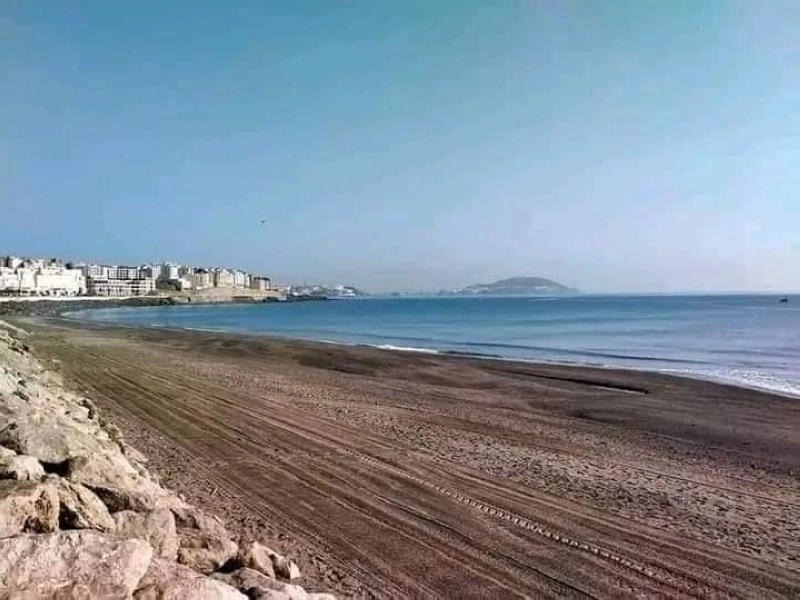 retrait de la mer observé au niveau de la plage de Fnideq au Nord du Maroc