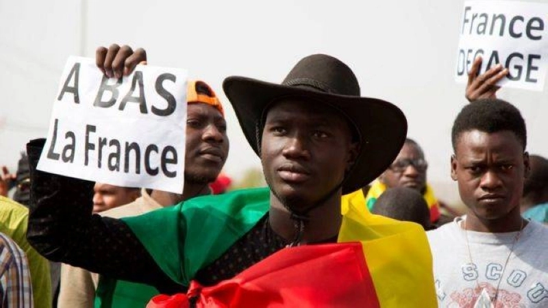 La contestation populaire anti-française monte en Afrique.