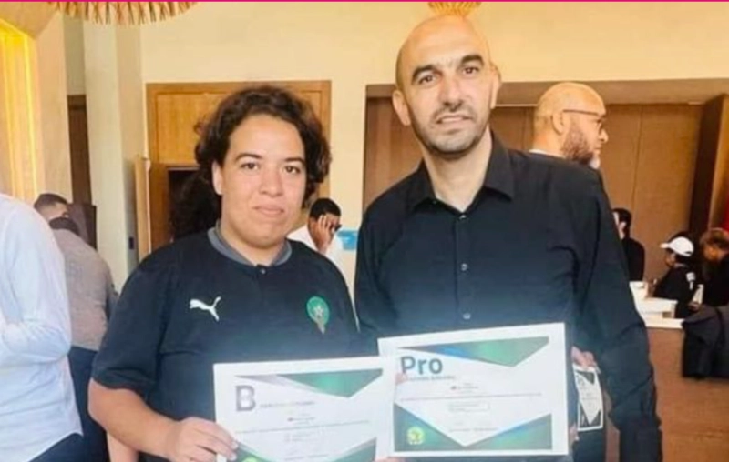 Hasna Al-Doumi en compagnie de Walid Regragui.