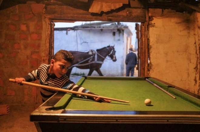 Des enfants jouant au billard dans Douar Shanty.