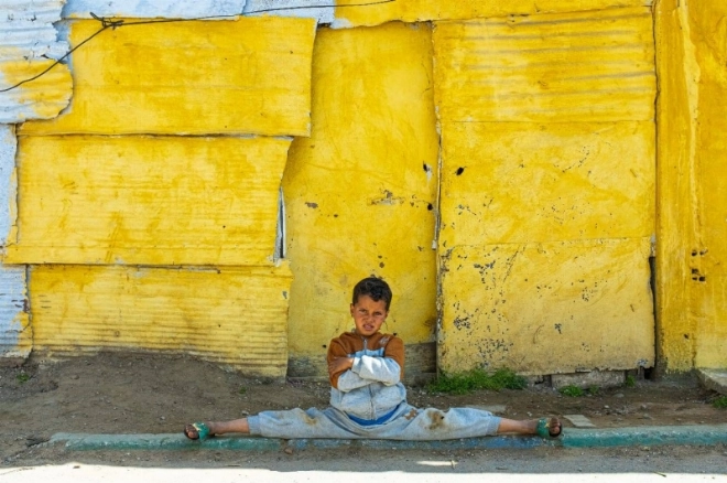 Mourad Fedouach a capturé les conditions de vie de son douar, ainsi que les rites, traditions, jeux d'enfants, rêves, rires et douleurs qui y sont présents.